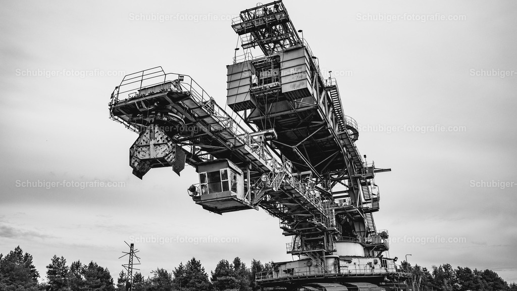 DSCF2012-2 | Ferropolis ist ein Industriemuseum und Veranstaltungsort in Gräfenhainichen östlich von Dessau-Roßlau auf einer Halbinsel im Gremminer See, dem ehemaligen Tagebau Golpa-Nord. Ferropolis ist Ankerpunkt der Europäischen Route der Industriekultur. Wikipedia - Realisiert mit Pictrs.com