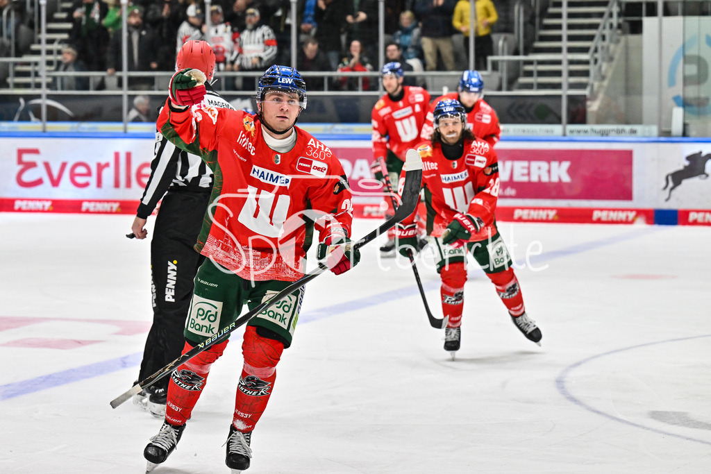 Augsburger Panther - Schwenninger Wild Wings | AUGSBURG, GERMANY - 02. JANUARY: Jubel der Panther nach dem Treffer zum 7-5 durch Alexander BLANK (Augsburger Panther 26) / Tor / Torschuetze / Freude / Happy während dem Match zwischen den Augsburger Panthern und den Schwenninger Wild Wings am 35. Spieltag der Penny DEL im Curt Frenzel Stadion