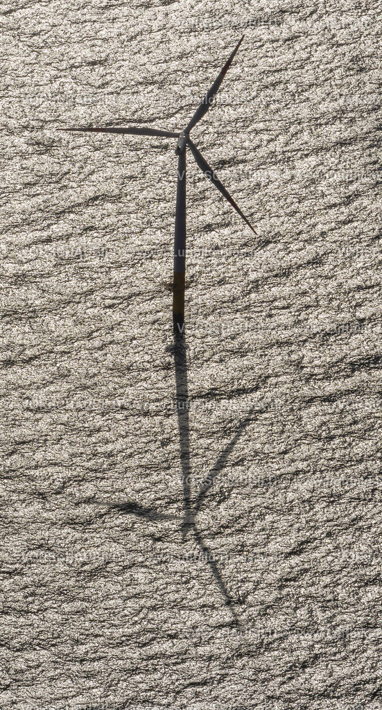 Zingst12082434OffShoreWindkraft | Windpark EnBW Baltic 1, Offshore-Windpark in der Ostsee vor der Küste Mecklenburg-Vorpommerns, nördlich der Halbinsel Fischland-Darß-Zingst, Windkraftanlage mit Schatten, Wolkenschatten,  Windkraftwerk, Windenergie , Darßer Ort, Ostsee, Mecklenburg-Vorpommern, Deutschland, Europa