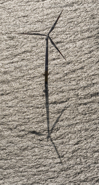 Zingst12082434OffShoreWindkraft | Windpark EnBW Baltic 1, Offshore-Windpark in der Ostsee vor der Küste Mecklenburg-Vorpommerns, nördlich der Halbinsel Fischland-Darß-Zingst, Windkraftanlage mit Schatten, Wolkenschatten,  Windkraftwerk, Windenergie , Darßer Ort, Ostsee, Mecklenburg-Vorpommern, Deutschland, Europa
