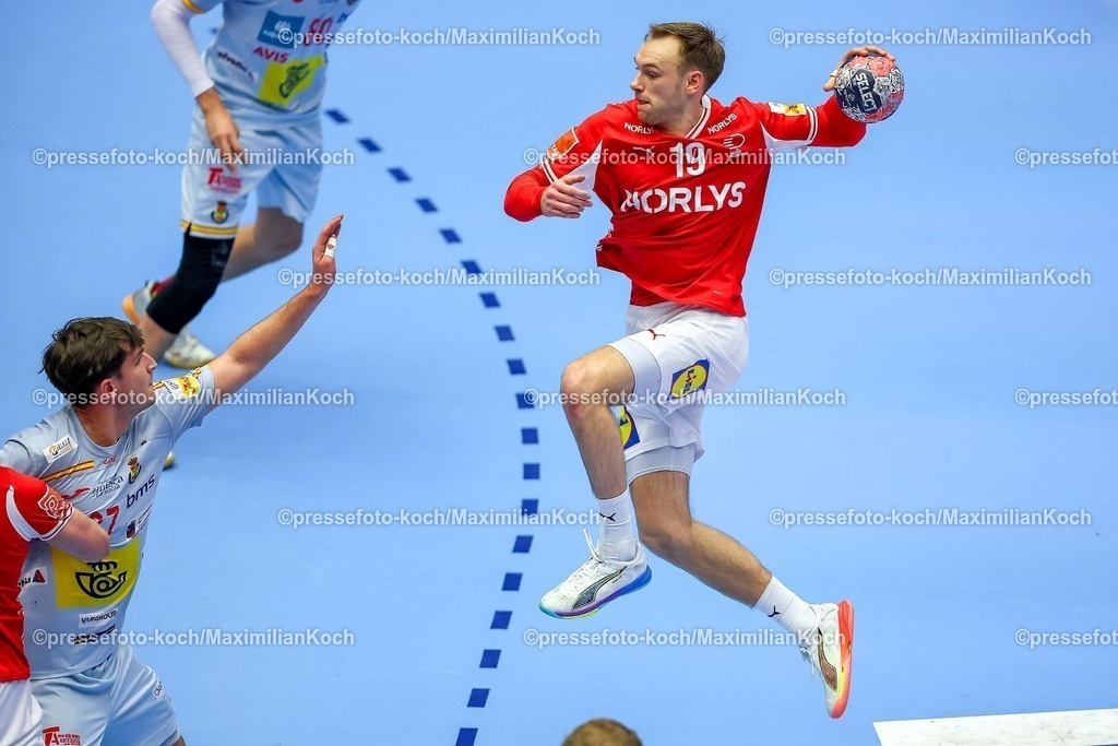 EHF24012602114 | 24.01.2026, Handball, Men's EHF EURO 2026, Dänemark -Spanien, Jyske Bank Boxen in Herning, Dänemark, Main Round:  Mathias Gidsel (Denmark #19) wirft auf das Tor 