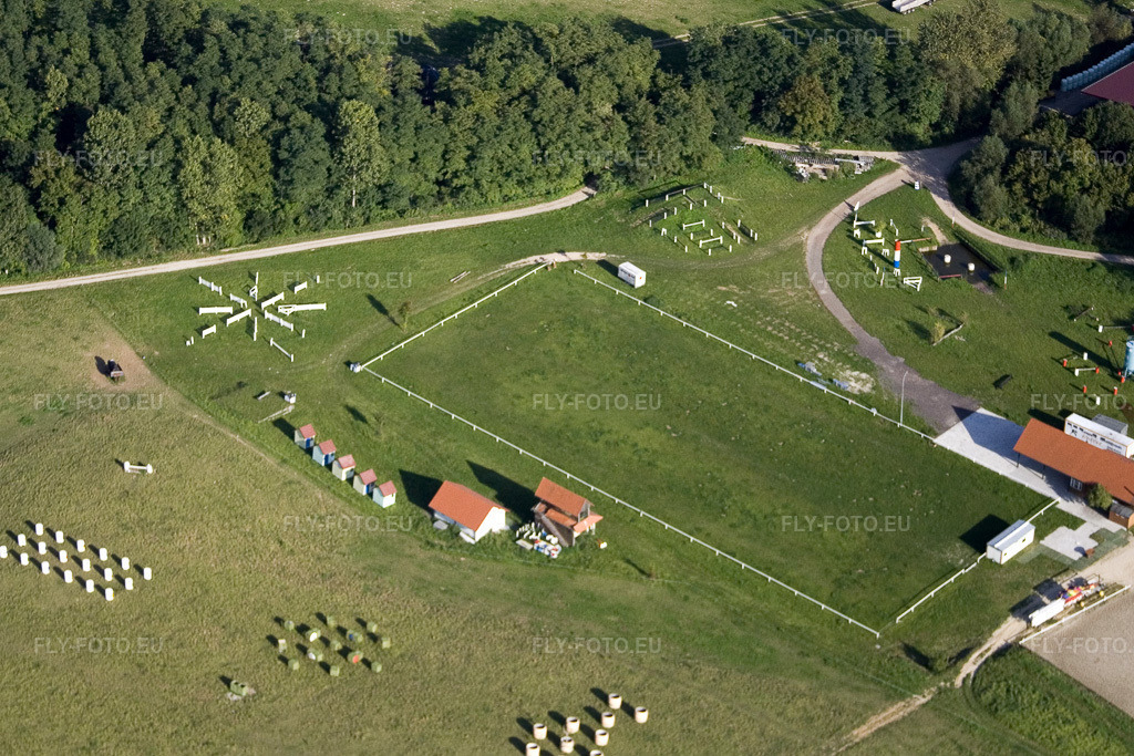 Vue aérienne: Écurie à Neewiller-près-Lauterbourg dans le département Bas Rhin, France – .Photo: IMG_8082.jpg prise le 15/09/2007 par Werner Riehm/FLY-FOTO.eu – Résolution de l'original: 3135 x 2090 px