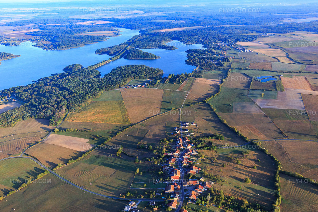 Aerial view: The Etang du Stock lake is crossed by the Canal des houillères de la Sarre in Kerprich-aux-Bois in the state Moselle, France. – Photo: IMG_117828.jpg taken on 09/14/2019 by Werner Riehm/FLY-FOTO.com – Resolution of the original: 5268 x 3512 px