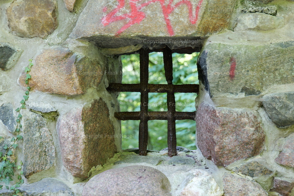 Burgruine Wasserturm | Der Wasserturm befindet sich auf der Insel Rügen in Lietzow im Waldpark Semper. Er wurde in Form einer mittelalterlichen Burg um 1920 gebaut und war bis 1953 zur Wasserversorgung in Betrieb. Die urige Burgruine ist nicht begehbar. - Realisiert mit Pictrs.com