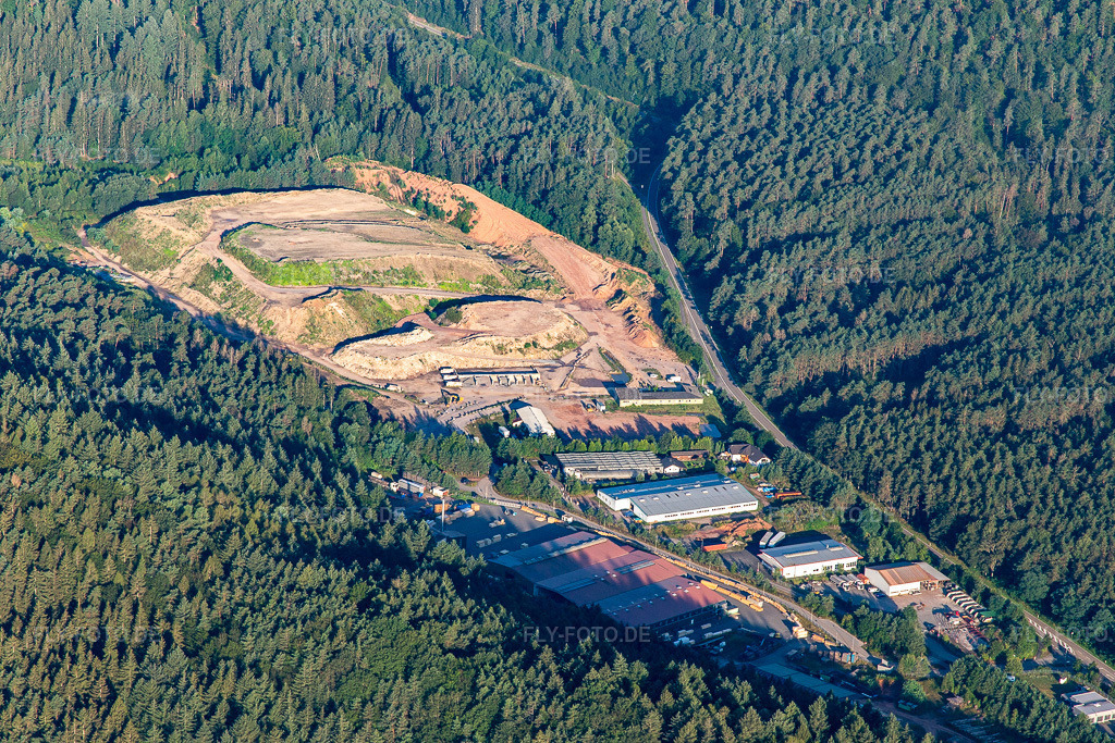 Luftbild: BauLog-HW GmbH(Bauschuttrecycling, Bautransporte, Wertstoffhof, Schuttgüterverkauf, Containerdienst), Industrieverpackung Südwestpfalz | Deufol Industrie-Service GmbH in Hinterweidenthal im Bundesland Rheinland-Pfalz in Deutschland. Foto: IMG_143089.jpg vom 06.08.2024 durch Werner Riehm/FLY-FOTO.deBAULOG-HW