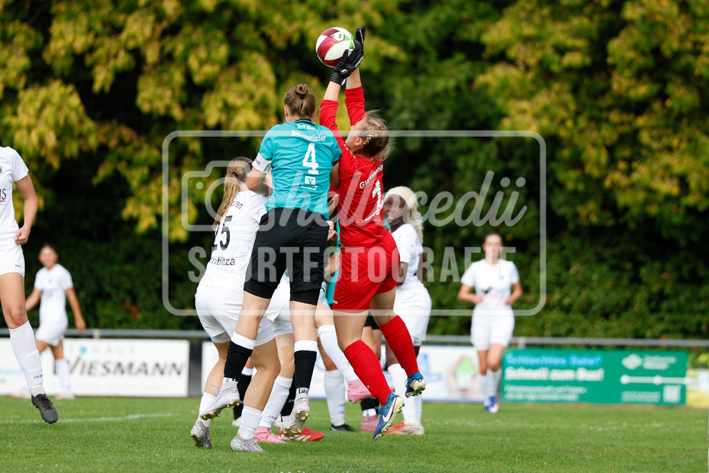 Fußball I Frauen I Westfalenpokal 26-27 I DJK GW Amelsbüren - SSV Rhade  I 18684 | Lea Baumeister (4, SSV Rhade) und Melanie Ziegner (1, DJK GW Amelsbüren) im Kampf um den Ball - Realisiert mit Pictrs.com