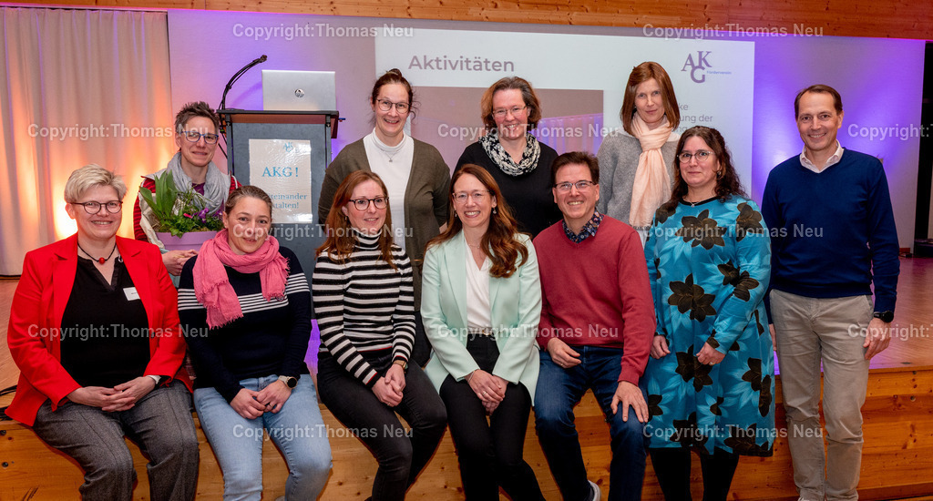 DSC_6617 | bbe, Förderverein AKG, von links: Schulleiterin Nicole Wölbern, ehemalige Vorsitzende Steffi Seitz, Annika Eggenhofer (Wahleitung),Susanne Höser (2. Vorsitz.), Martina Faser (Schriftführ.), Ariane vom Felde (Vorsitz)., Claudia Wagner (Bei.), Walter Cram (Schatzm.), Alexandra Kümmel (Bei.), Myriam Groeger (Bei.), Jan Kümmel (Kassenprüfer), Bild: Thomas Neu