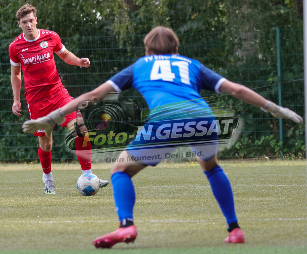 Bünder SV - TV Elverdissen | Auf dem Bild zu sehen: rot Bünder SV: Marvin Henseler ; grün TV Elverdissen TW: Thomas Koch Bünder SV, TV Elverdissen, Saison 26/27, Kreisliga A, Bünde, Deutschland - Realisiert mit Pictrs.com