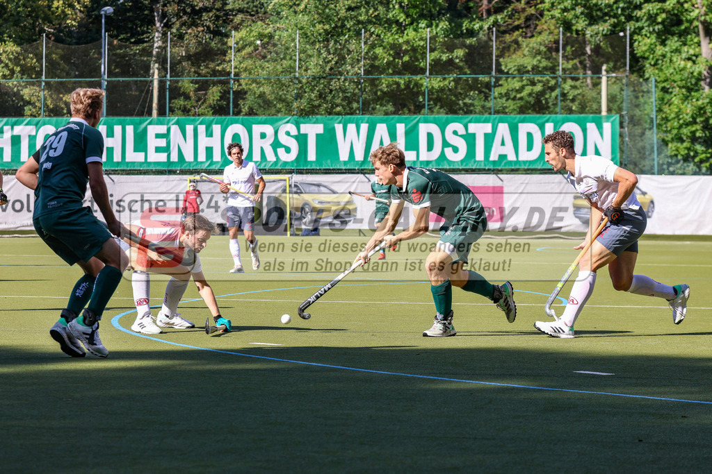 MJ_2022-09-25_HTCU-Alster-38 | Henrik Mertgens (Uhlenhorst Mülheim #13), Uhlenhorst Mülheim - Club a. d. Alster am 25.9.2022 im Waldstadion, Mülheim a. d. Ruhr