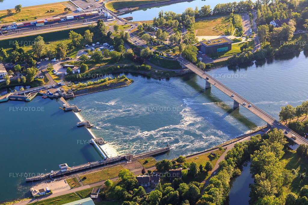 Luftbild: Wehr im Rhein und Brücke für die B31 über den Rhein zur Rheininsel in Breisach am Rhein im Bundesland Baden-Württemberg in Deutschland. Foto: IMG_147819.jpg vom 30.05.2025 durch Werner Riehm/FLY-FOTO.de