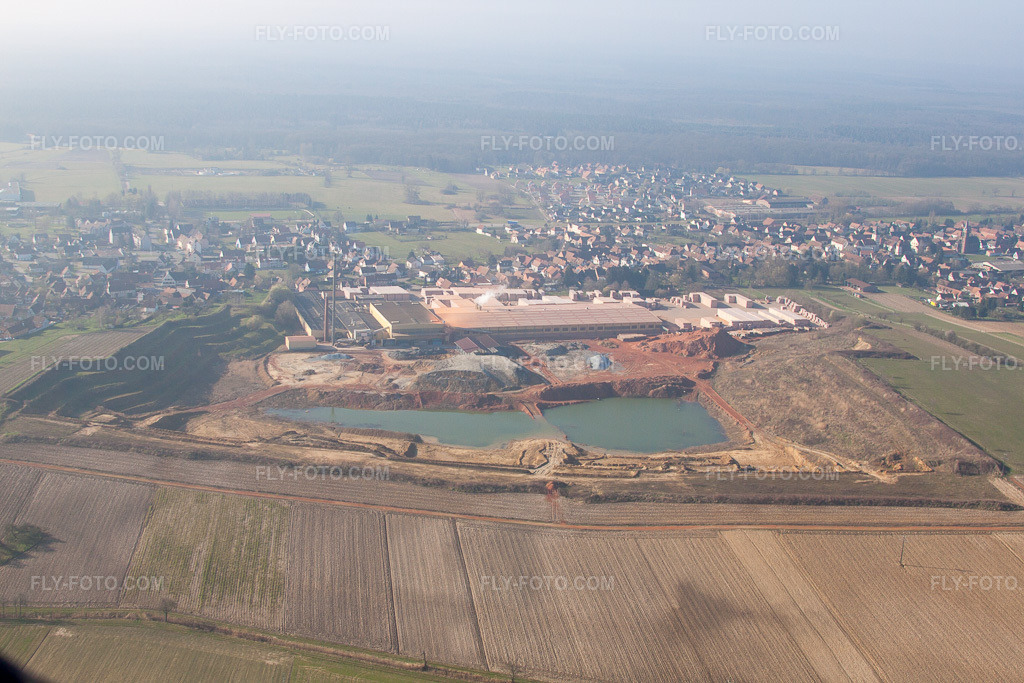 Aerial view: View of the town in Kuhlendorf in the state Bas-Rhin, France.Photo: IMG_62727.jpg taken on 03/09/2014 by Werner Riehm/FLY-FOTO.comResolution of the original: 4752 x 3168 px