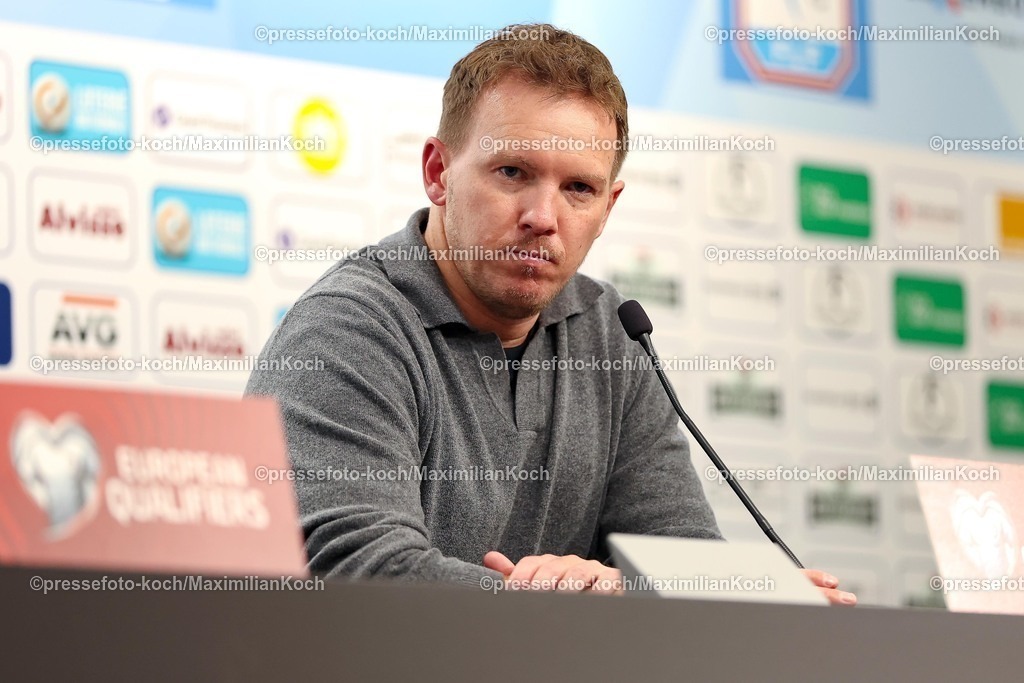 DFB14112501171 | 14.11.2025, Fußball, Länderspiel, WM-Qualifikation Europa, Deutschland - Luxemburg, Stade de Luxembourg (Croix de Gasperich, Luxemburg), 9. Spieltag, Saison 2025 2026: Nationaltrainer Julian Nagelsmann (GER #hc) bei der Pressekonferenz nach dem Spiel  Regulations prohibit any use of photographs as image sequences and or quasi-video.