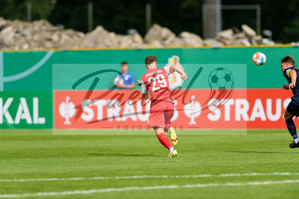 JENKOE20210808_040 | Fussball, Herren:   beim Spiel der 1. Runde im DFB-Pokal zwischen FC Carl Zeiss Jena und 1. FC Koeln im Ernst-Abbe-Sportfeld am 08.08.2021 in Jena, Deutschland.DFB / DFL REGULATIONS PROHIBIT ANY USE OF PHOTOGRAPHS AS IMAGE SEQUENCES AND/OR QUASI-VIDEO. - Realisiert mit Pictrs.com