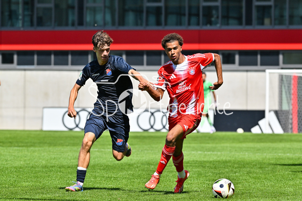 FC Bayern München U19 - SpVgg Unterhaching U19 | im Duell Niklas PFEIFFER (Haching 19) und Sadiki CHEMWOR (FCB #11) / Zweikampf / U19 DFB-Nachwuchsliga: FC Bayern München U19 - SpVgg Unterhaching U19; FC Bayern Campus am 10.08.2025