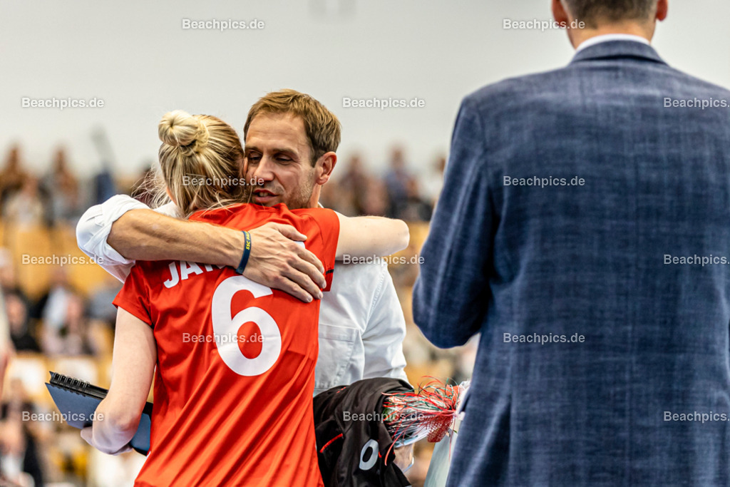 2022-00063247-Testspiel-Deutschland-Brasilien | Verabschiedung Felix Koslowski von Jennifer JANISKA #6 (Annahme-Außen) GER; 17.09.2022; Berlin Foto: Gerold Rebsch - www.beachpics.de
