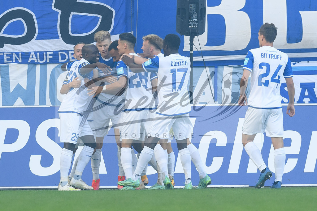 FCMFCK20210904_006 | Fussball, Herren: Luca Schuler (1. FC Magdeburg) Torjubel, jubelt mit seiner Mannschaft nach dem Treffer zum 1:0 beim Spiel der 3. Liga zwischen 1. FC Magdeburg und 1. FC Kaiserslautern in der MDCC-Arena am 04.09.2021 in Magdeburg, Deutschland.DFB / DFL REGULATIONS PROHIBIT ANY USE OF PHOTOGRAPHS AS IMAGE SEQUENCES AND/OR QUASI-VIDEO. - Realisiert mit Pictrs.com
