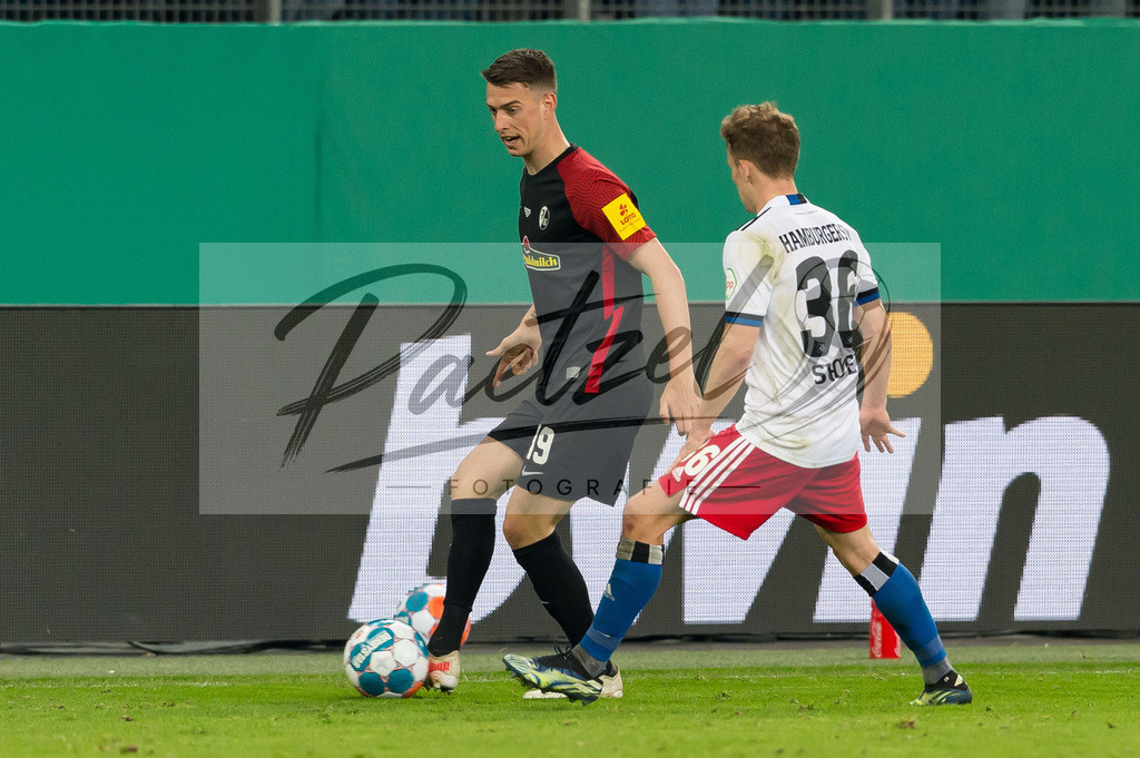 HSVSCF20220419_196 | Fussball, Herren: Janik Haberer (SC Freiburg) und Anssi Suhonen (Hamburger SV) im Zweikampf beim DFB-Pokal-Halbfinalspiel zwischen Hamburger SV und SC Freiburg im Volksparkstadion am 19.04.2022 in Hamburg, Deutschland.DFB / DFL REGULATIONS PROHIBIT ANY USE OF PHOTOGRAPHS AS IMAGE SEQUENCES AND/OR QUASI-VIDEO. - Realisiert mit Pictrs.com