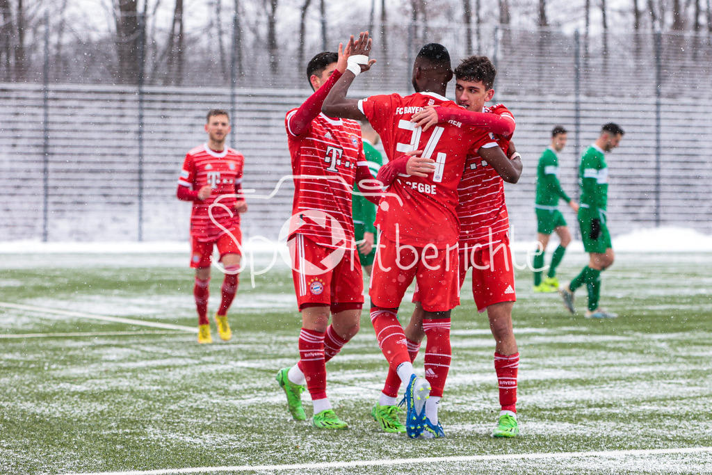 FC Bayern Amateure - VfB Eichstätt | Jubel der Bayern nach dem Treffer zum 1-0 durch Desire Segbe AZANKPO (FCB #34)