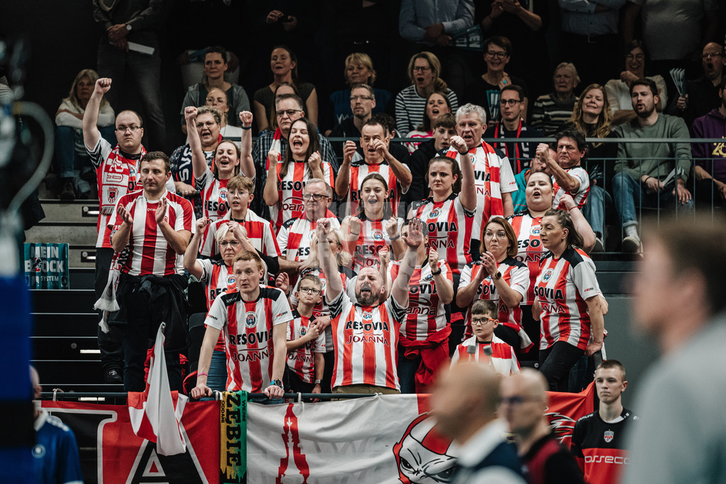 Volleyball | Herren | Saison 2023/2024 | CEV Volleyball Cup 2024 Finale | SVG Lüneburg (GER) vs. Asseco Resovia Rzeszow (POL) | 12.03.2024 | Die Fans von Asseco Resovia Rzeszow jubeln
