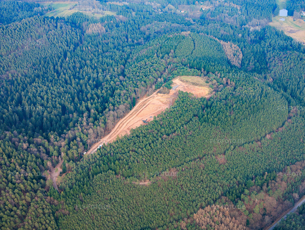 Luftbild: Erdarbeiten im Wald an der Keeseckhütte in Vorderweidenthal im Bundesland Rheinland-Pfalz in Deutschland. Foto: IMG_153395.jpg vom 06.03.2026 durch Werner Riehm/FLY-FOTO.deAuflösung des Originals: 5311 x 4000 px
