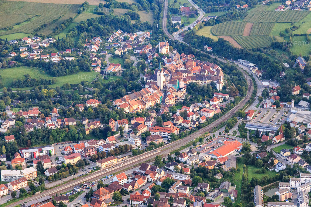 Luftbild: Altstadt mit kathol.Kirche Mariä Himmelfahrt jenseits der Bahnstrecke in Engen im Bundesland Baden-Württemberg in Deutschland. Foto: IMG_102818.jpg vom 25.08.2017 durch Werner Riehm/FLY-FOTO.deKATH-OBERER-HEGAU.DE