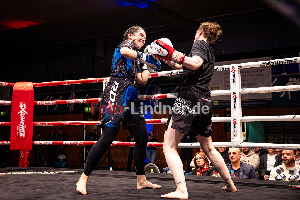 Sonja Özgisi (Sei Wasser Bad Tölz) blau gegen Franziska Waiser (MFA Penz) rot | MFA Fight Night Frauen K1 -67kg Kampf 7, Sonja Özgisi (Sei Wasser Bad Tölz) blau gegen Franziska Waiser (MFA Penz) rot, 20251108,,2025-11-08 in Penzberg (Wellenberghalle Penzberg), Copyright: WolfgangxLindner www.foto-lindner.de