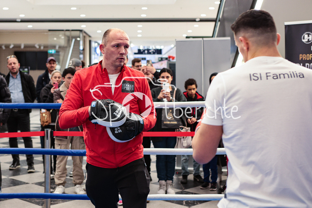 Profi - Box - Gala / Show Training | Juergen BRAEHMER in Aktion beim Showtraining in Muenchen