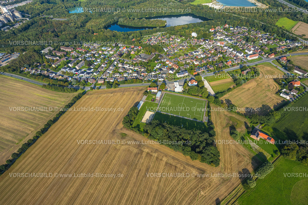 Beckum230805558 | Luftbild, Wohnsiedlung Roland mit Sportplatz SC Roland und Rolandsee, Roland, Beckum, Münsterland, Nordrhein-Westfalen, Deutschland