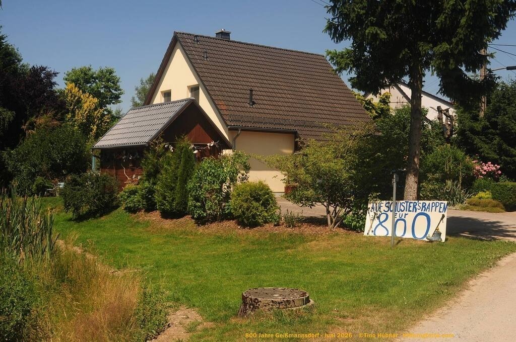 Geißmannsdorf-2026-Ortsbilder-491 | Geißmannsdorf bei Bischofswerda im Sommer 2026. Ein fotografischer Streifzug durch das Dorf Geißmannsdorf, mit Gebäuden, Straßen, Strohpuppen und geschmückten Vorgärten und Grundstücken anlässlich der 800-Jahr-Feier von Geißmannsdorf im Juni 2026 - Realisiert mit Pictrs.com
