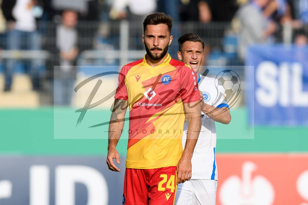 LOTKSC20210809_119 | Fussball, Herren: Fabian Schleusener (Karlsruher SC) schaut beim Spiel der 1. Runde im DFB-Pokal zwischen SF Lotte und Karlsruher SC im Stadion am Lotter Kreuz am 09.08.2021 in Lotte, Deutschland.DFB / DFL REGULATIONS PROHIBIT ANY USE OF PHOTOGRAPHS AS IMAGE SEQUENCES AND/OR QUASI-VIDEO. - Realisiert mit Pictrs.com