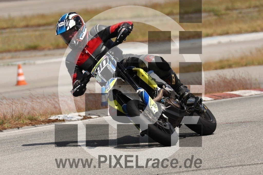 0080-20240520_13962 | Schöne Erinnerungen an spannende Momente - das festzuhalten ist unser Job. PIXELrace.de ist seit 2003 auf den Rennstrecken Europas unterwegs um die Action draußen beim Fahren und die wunderbare Stimmung imm Fahrerlager für euch einzufangen.