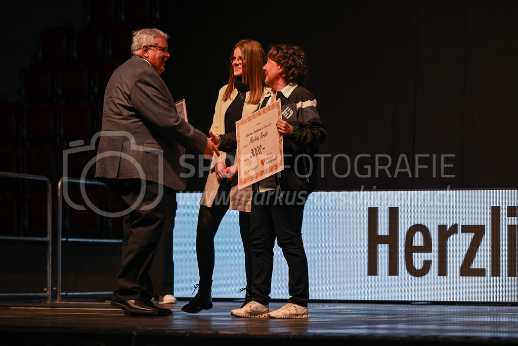Winterthurer Sportehrung - 23. Februar 2023 | Winterthurer Sportehrung
AXA Arena, Winterthur
Sportförderin Martina Krebs (HC Rychenberg) erhält von Panathlon-Präsident Marcel Ochsner die Urkunde.
Bild: Sportfotografie Markus Aeschimann | www.markus-aeschimann.ch - Realisiert mit Pictrs.com