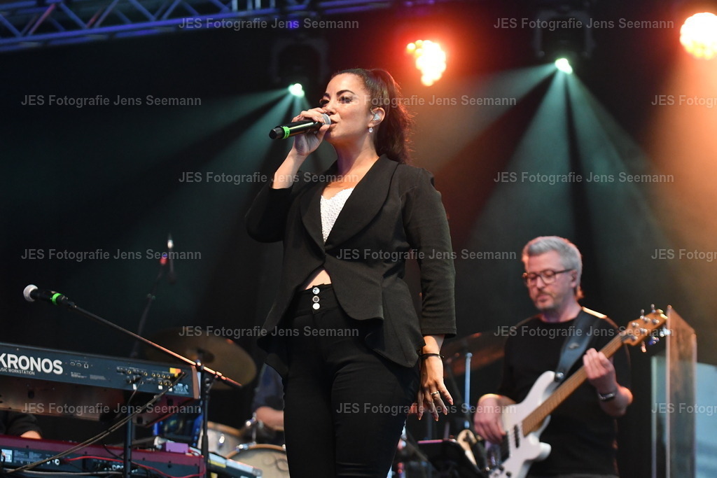 2026_Deborah Lee und the news_One Moment time Whitney Houston__0324 | Fotograf Jens Seemann - Realisiert mit Pictrs.com