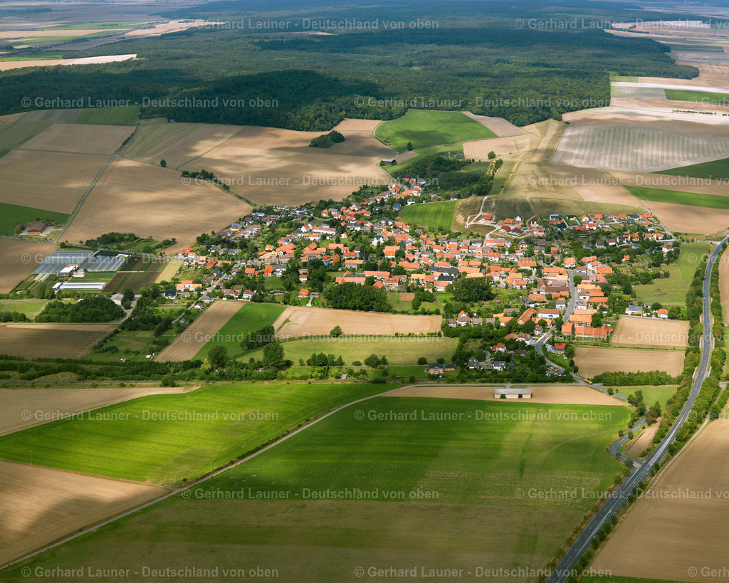 2638727 | WERLABURGDORF 23.08.2006 Landwirtschaftliche Nutzflächen und Feldgrenzen  umsäumen das Siedlungsgebiet des Dorfes in Werlaburgdorf im Bundesland Niedersachsen, Deutschland // Agricultural land and field boundaries surround the settlement area of the village  in Werlaburgdorf in the state Lower Saxony, Germany Foto: Gerhard Launer