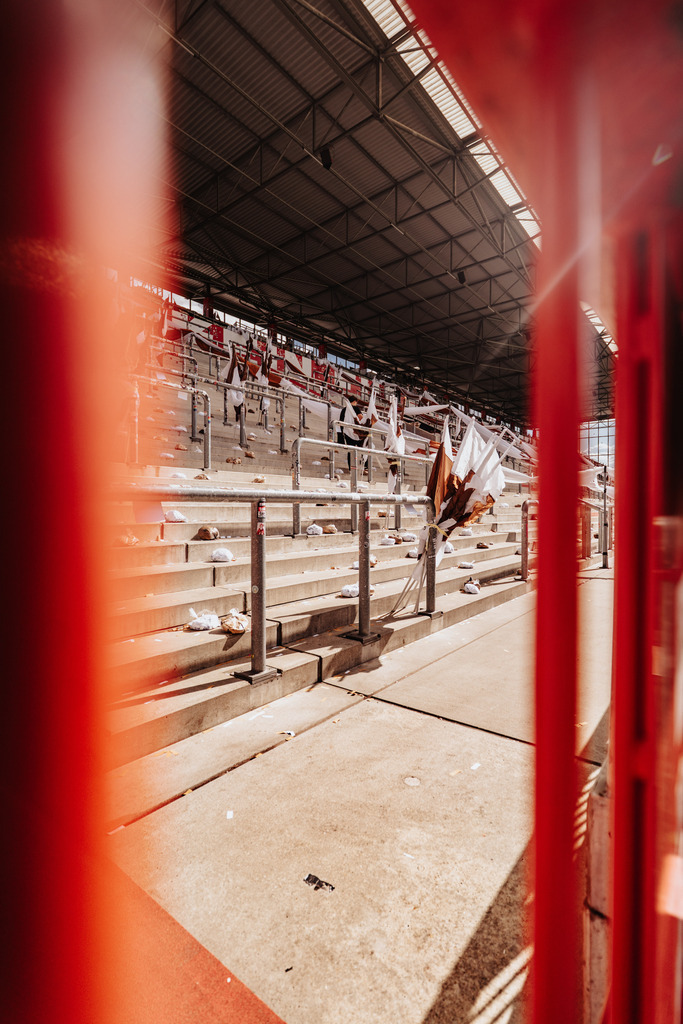HEV01909 | Der offizielle Shop für FC St. Pauli Fotos. Wähle aus Spielszenen & Fanmomenten dein FCSP Wunschformat. Wir liefern Millerntor-Atmosphäre.
