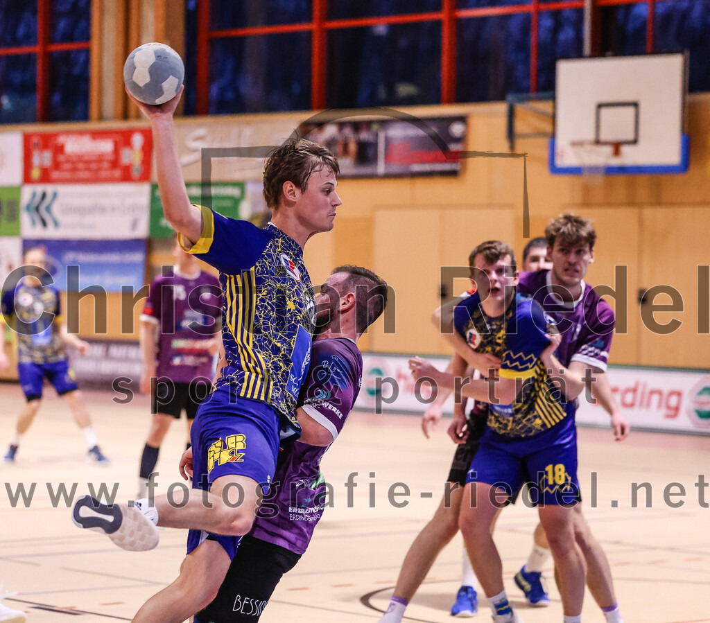 2024-12-14_089_SpVgg_Altenerding_gegen_MTV_Pfaffenhofen | Erding, Deutschland, 14.12.2024:Handball, Bezirksoberliga Männer 2024 / 2025, 10. Spieltag, SpVgg Altenerding gegen MTV Pfaffenhofen, Endergebnis: 32:30Kilian Roessler (MTV Pfaffenhofen, #23), Sebastian Forster (SpVgg Altenerding, #13)Foto: Christian Riedel / fotografie-riedel.net