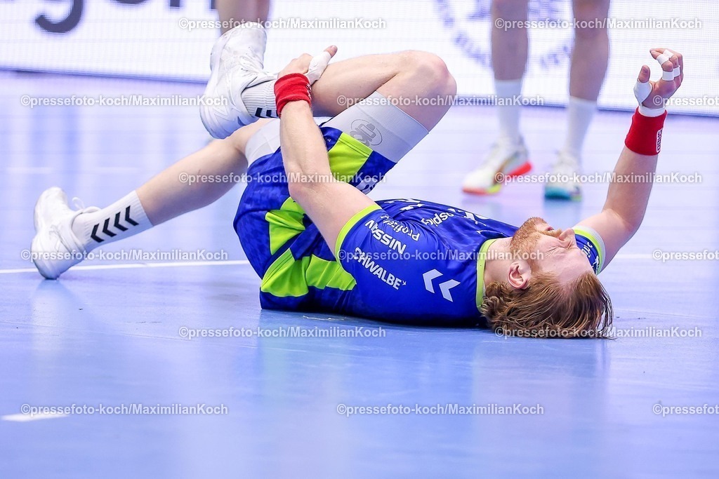 Gum30042601053 | 30.04.2026, Handball, 1. HBL, VfL Gummersbach - Frisch Auf! Göppingen, Saison 2025 / 2026 Herren, Schwalbe-Arena: Tom Kiesler (VfL Gummersbach #30) fasst sich mit Schmerzen an den Fuß 