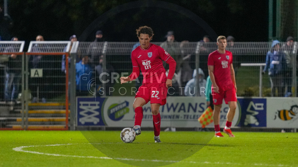 Fußball, Herren, Saison 2025/2026, Regionalliga Nordost, 13. Spieltag, FSV 63 Luckenwalde vs. SV Babelsberg 03, Freitag 24.10.2025, Werner-Seelenbinder-Stadion Luckenwalde, | Fußball, Herren, Saison 2025/2026, Regionalliga Nordost, 13. Spieltag, FSV 63 Luckenwalde vs. SV Babelsberg 03, Freitag 24.10.2025, Werner-Seelenbinder-Stadion Luckenwalde, Im Bild: Leon Bürger (Babelsberg) - Realisiert mit Pictrs.com