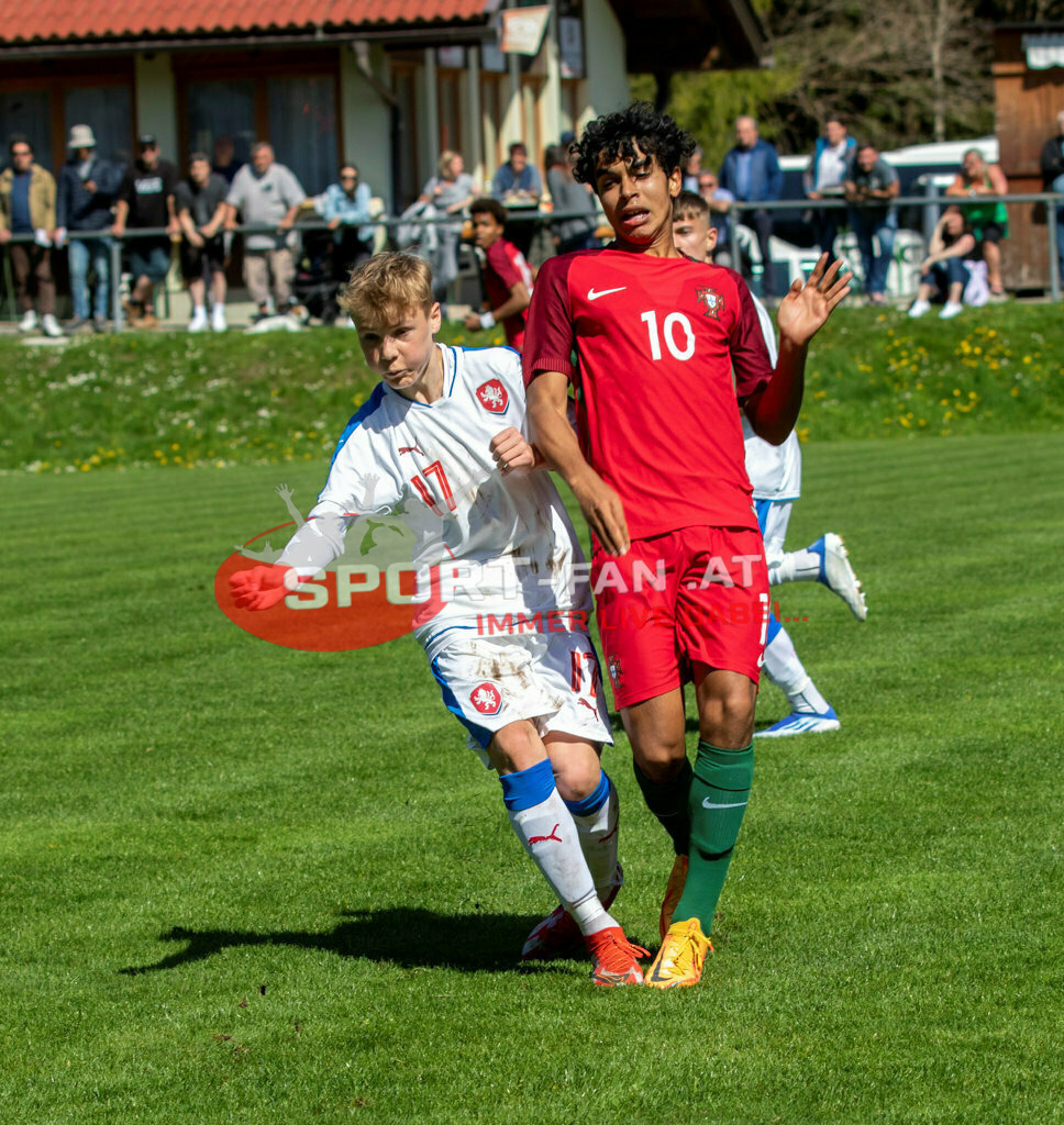 Portugal  U15 -Czech Republic U15 | KRYSTOF CIZEK (Czech Republic #17) JOÃO SIMÕES (Portugal #10) ; Portugal  U15 -Czech Republic U15 am 29.04.2022 in Arnoldstein
(Sportplatz), AUSTRIA, (Photo by Ernst Krawagner sport-fan.at) - Realisiert mit Pictrs.com