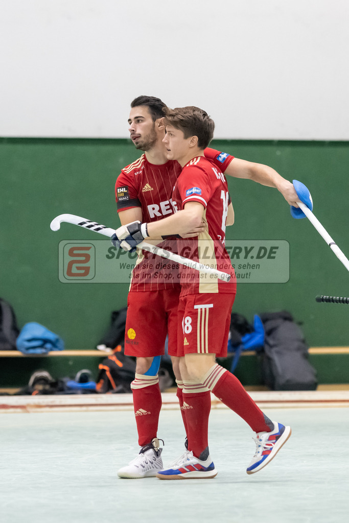 SFE_20221126_0042 | 1. Bundesliga Hockey Damen Rot-Weiss Köln - Schwarz-Weiss Neuss am 26.11.2022 in Köln (KTHC Stadion Rot-Weiss Köln Tennis and Hockey Club), Photo: Stephan Fehrmann 2022 (Sports-Gallery),Maximilian Siegburg ( Rot-Weiss Köln #18 ) ,Elian Mazkour ( Rot-Weiss Köln #26 )