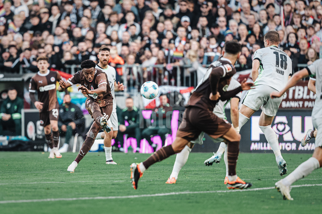 Fußball | Männer | Saison 2024/2025  | Fußball-Bundesliga | 8. Spieltag | FC St. Pauli vs. VfL Wolfsburg | 26.10.2024 | Morgan Guilavogui (#29, FC St. Pauli) beim Schuss aufs Tor