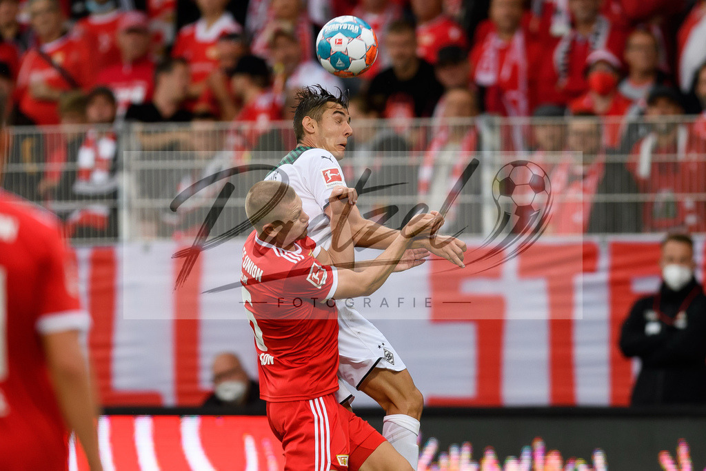 FCUBMG20210829_059 | Fussball, Herren: Paul Jaeckel (1.FC Union Berlin) und Florian Neuhaus (Borussia Moenchengladbach) im Zweikampf beim Spiel der 1. Bundesliga zwischen 1. FC Union Berlin und Borussia Moenchengladbach im Stadion An der Alten Foersterei am 29.08.2021 in Berlin, Deutschland. - Realisiert mit Pictrs.com