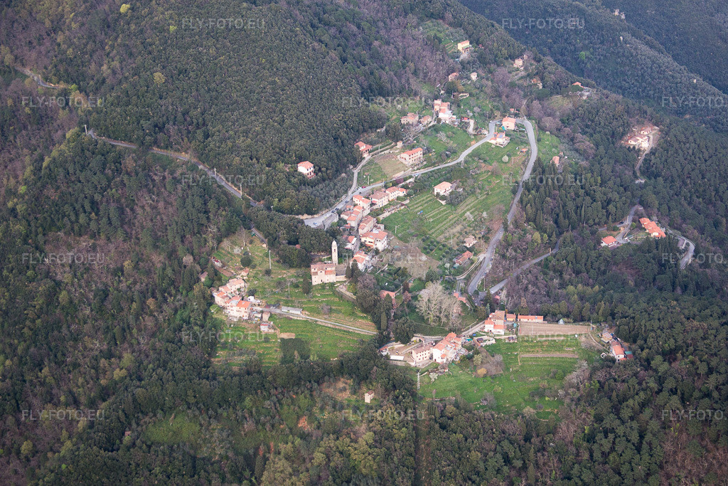 Vue aérienne: Vue de la ville à Valdicastello dans le département Toscane, Italie. Photo: IMG_087031.jpg prise le 03/04/2016 par Werner Riehm/FLY-FOTO.eu – Résolution de l'original: 5008 x 3339 px