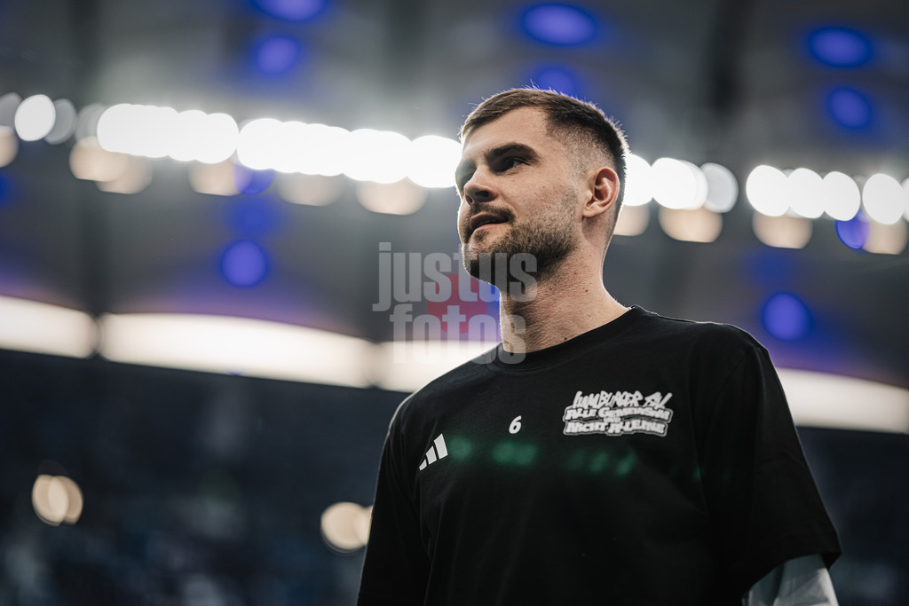 Fußball | Männer | Saison 2024/2025 | 2. Fußball-Bundesliga | 27. Spieltag | Hamburger SV vs. SV 07 Elversberg | 28.03.2025 | Lukasz Poreba (#6, HSV) nach dem Aufwärmen mit einem Tshirt mit der Aufschrift Alle Gemeinsam und Nicht Alleine