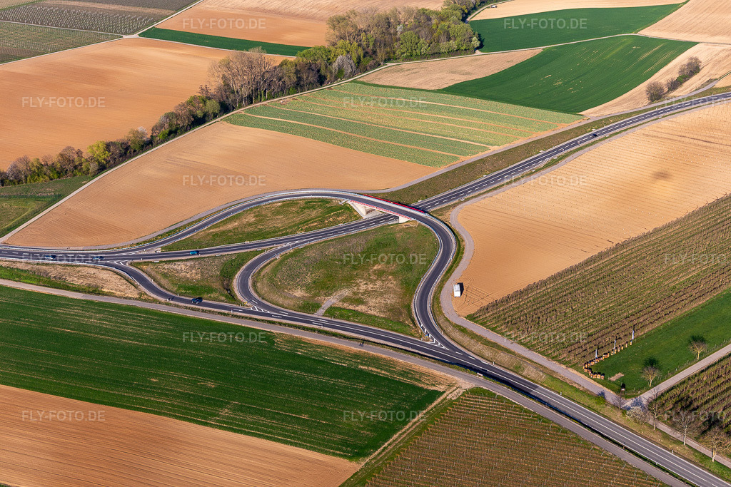 Luftbild: Neue Ortsumgehung in Impflingen im Bundesland Rheinland-Pfalz in Deutschland. Foto: IMG_126430.jpg vom 20.04.2021 durch Werner Riehm/FLY-FOTO.de