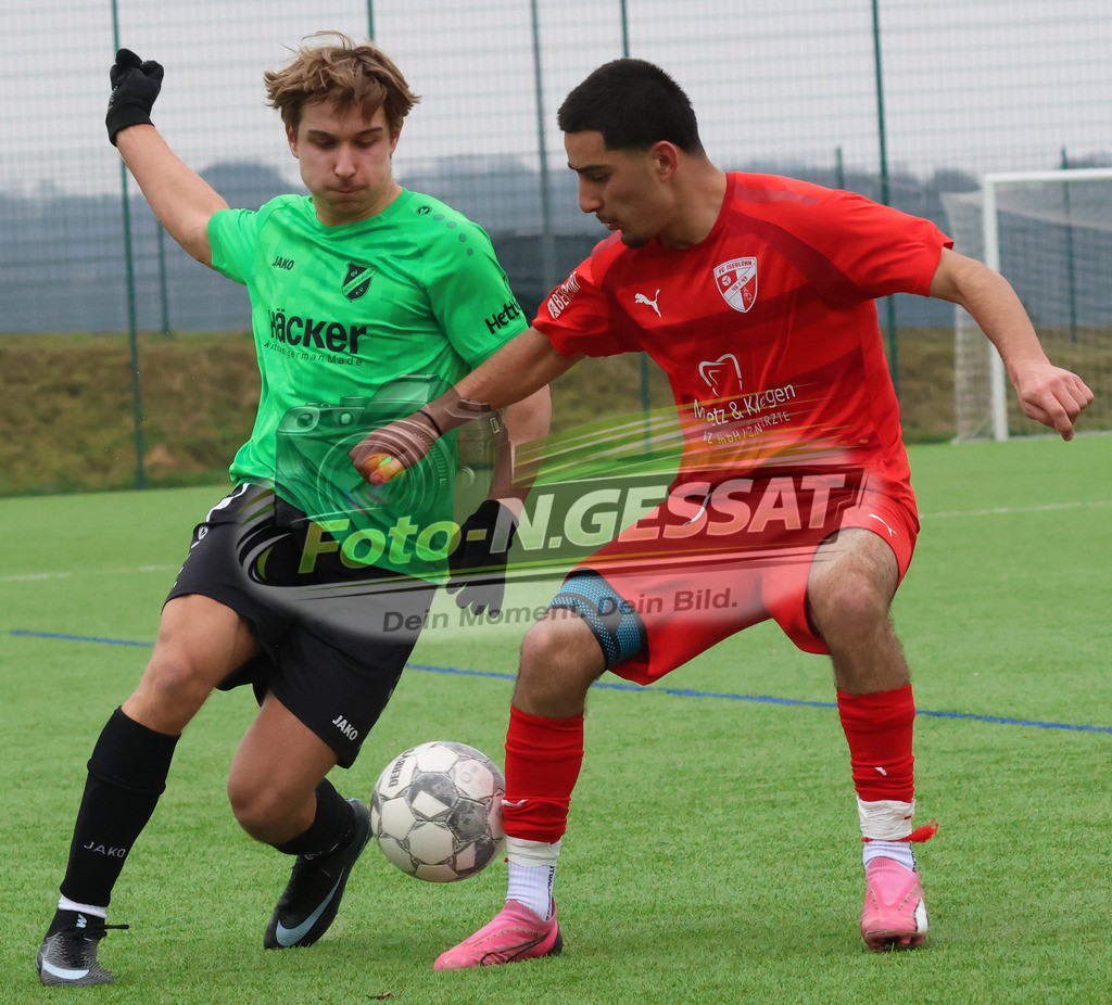 SV Rödinghausen - FC Iserlohn | Auf dem Bild zu sehen: grün SV Rödinghausen: Lukas Becker ; rot FC Iserlohn: Mansour Taheri SV Rödinghausen, FC Iserlohn, Saison 25/26, B-Jugend Westfalenliga, Deutschland - Realisiert mit Pictrs.com