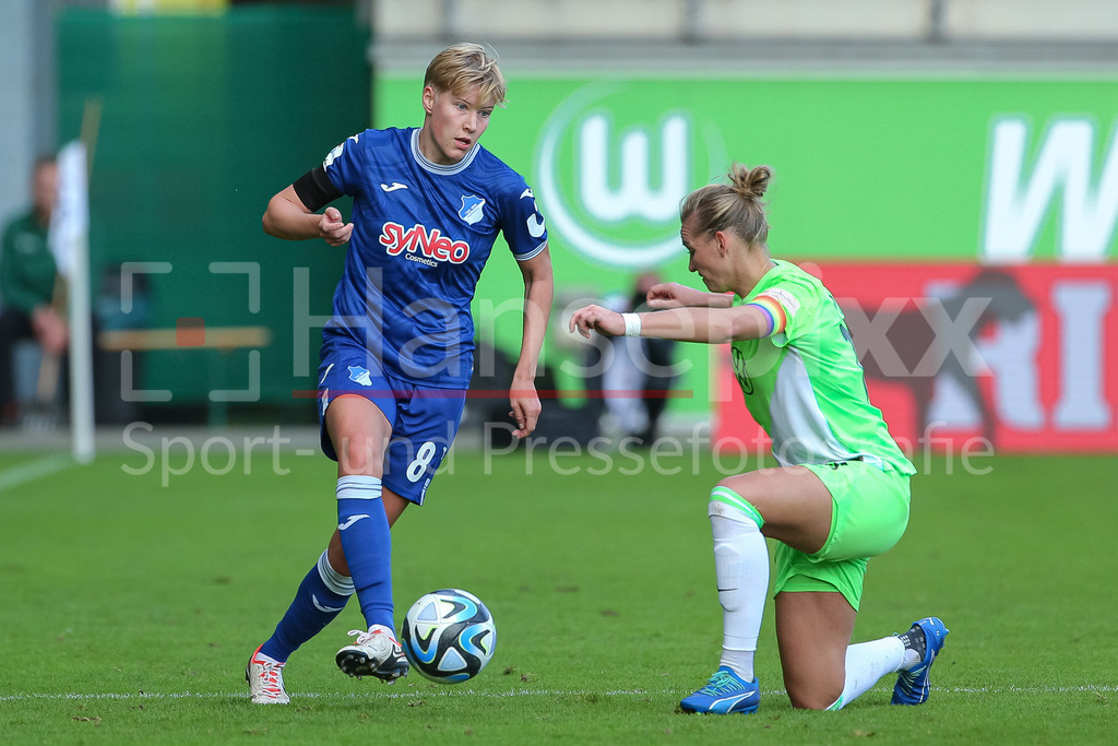 Fussball, Google Pixel Frauen-Bundesliga, VfL Wolfsburg - TSG 1899 Hoffenheim | v.li.: Paulina Krumbiegel (TSG 1899 Hoffenheim, 8) und Alexandra Popp (Alex Popp, VfL Wolfsburg, 11) im Zweikampf, Duell, Dynamik, Aktion, Action, Spielszene, DIE DFB-RICHTLINIEN UNTERSAGEN JEGLICHE NUTZUNG VON FOTOS ALS SEQUENZBILDER UND/ODER VIDEOÄHNLICHE FOTOSTRECKEN. DFB REGULATIONS PROHIBIT ANY USE OF PHOTOGRAPHS AS IMAGE SEQUENCES AND/OR QUASI-VIDEO.