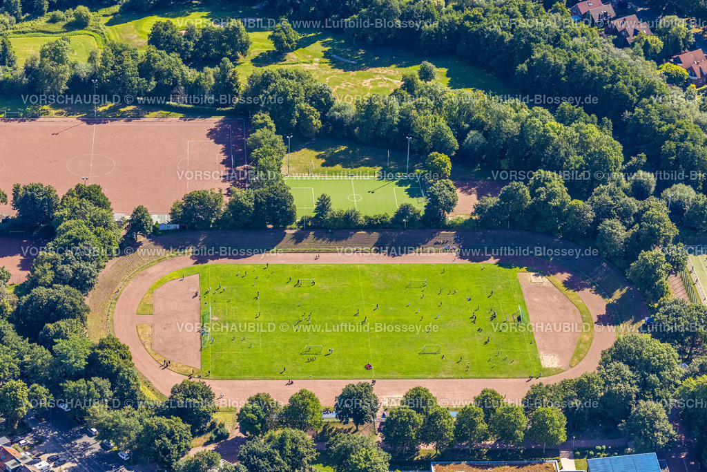 Gelsenkirchen220801689Buer | Luftbild, Fußballspieler auf dem Fußballplatz der Bezirkssportanlage Oststraße, Erle, Gelsenkirchen, Ruhrgebiet, Nordrhein-Westfalen, Deutschland