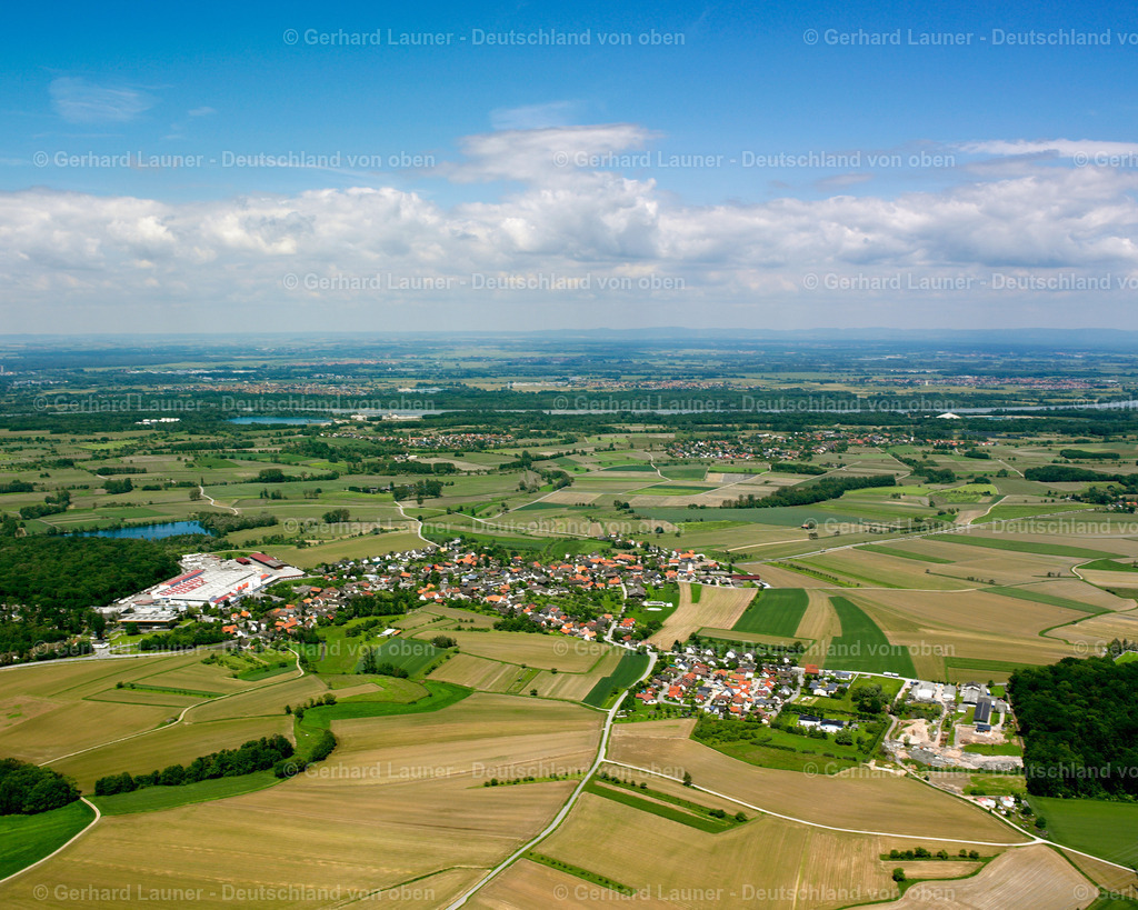 2626165 | Linx RHEINAU 09.06.2006 Landwirtschaftliche Nutzflächen und Feldgrenzen  umsäumen das Siedlungsgebiet des Dorfes in Rheinau im Bundesland Baden-Württemberg, Deutschland // Agricultural land and field boundaries surround the settlement area of the village  in Rheinau in the state Baden-Wuerttemberg, Germany Foto: Gerhard Launer