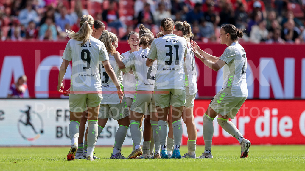 Fussball, Google Pixel Frauen-Bundesliga, 1. FC Nürnberg - SV Werder Bremen | Spielerinnen des SV Werder Bremen mit Torjubel, Jubel, jubeln, jubelt, optimistisch, Spielszene, Highlight, Freude über das Tor zum 0:2, DIE DFB-RICHTLINIEN UNTERSAGEN JEGLICHE NUTZUNG VON FOTOS ALS SEQUENZBILDER UND/ODER VIDEOÄHNLICHE FOTOSTRECKEN. DFB REGULATIONS PROHIBIT ANY USE OF PHOTOGRAPHS AS IMAGE SEQUENCES AND/OR QUASI-VIDEO.